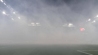 Rauchschwaden im Mainzer Stadion am Freitagabend (24. Februar 2023) während der Bundesliga-Partie des FSV gegen Borussia Mönchengladbach.