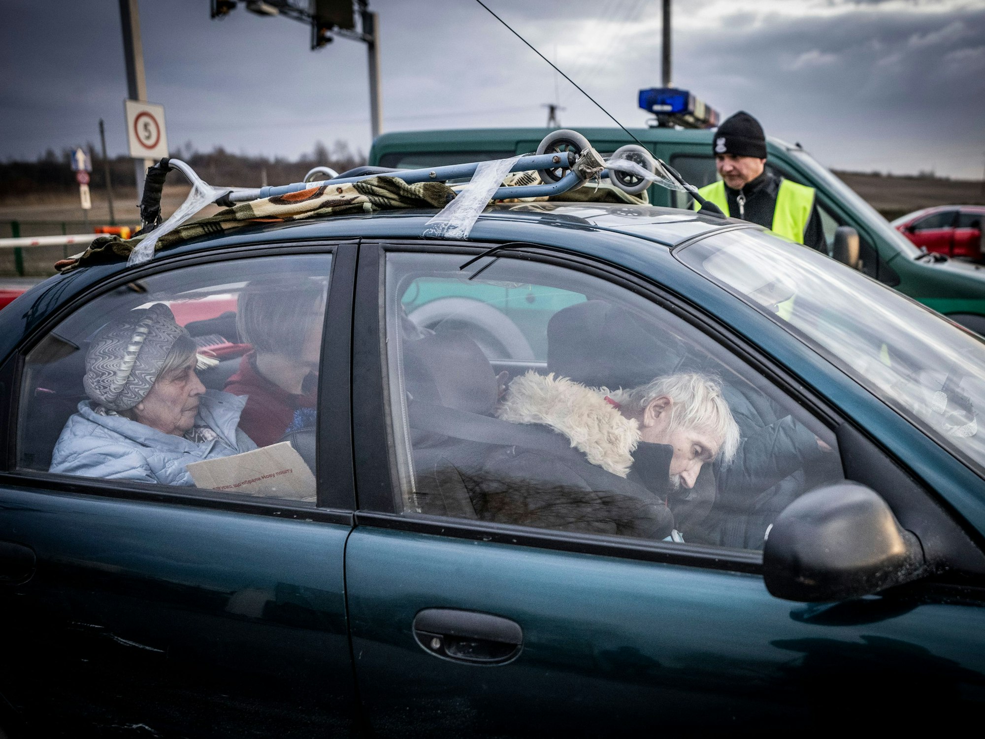 Geflüchtete aus der Ukraine fahren mit ihrem Auto von Schehyni in der Ukraine nach Medyka in Polen durch das Grenzgebiet.