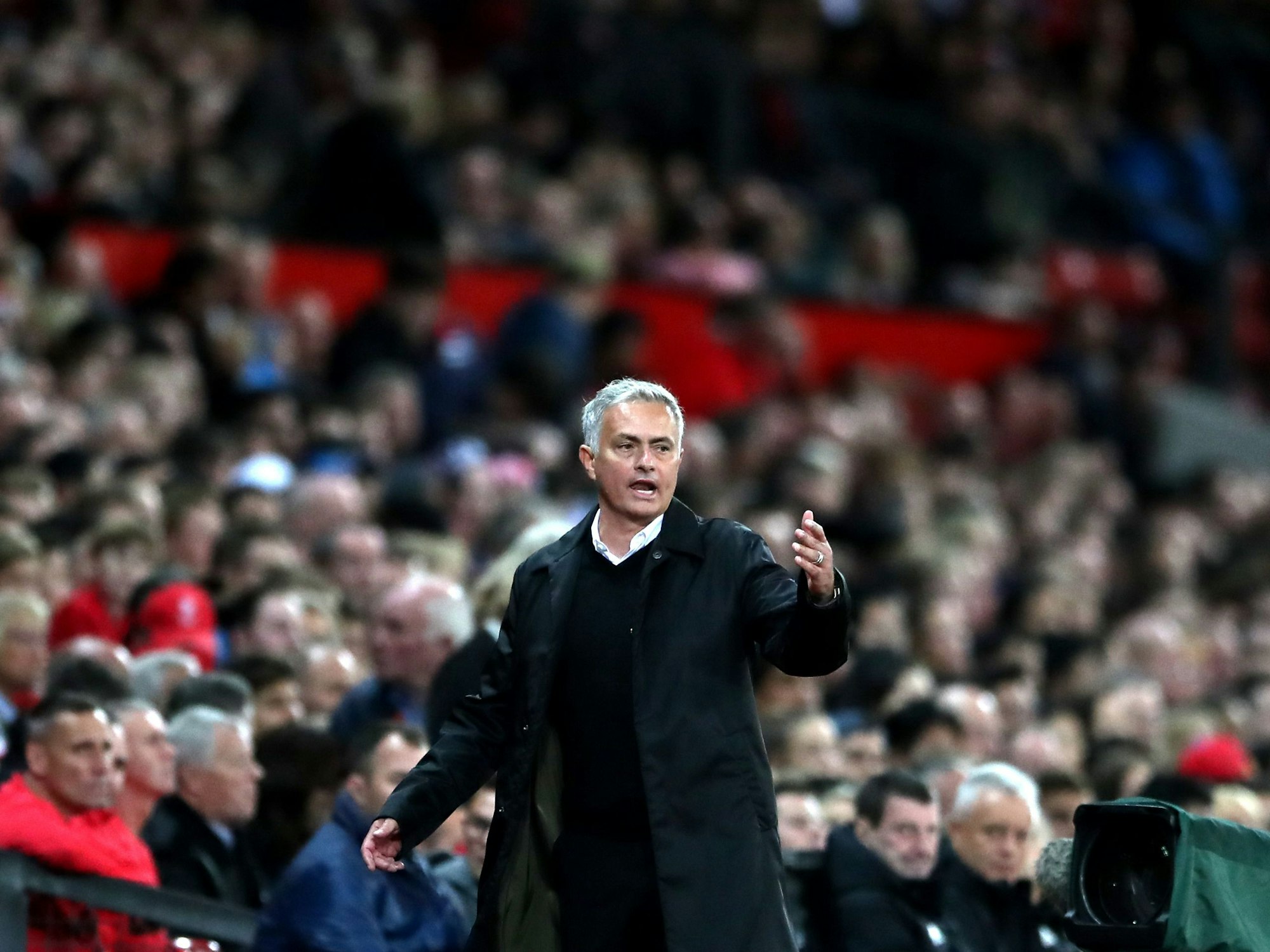 Jose Mourinho gibt an der Seitenlinie Anweisungen an seine Mannschaft.