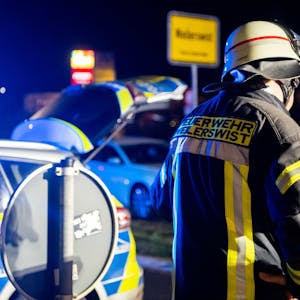 Zwei Feuerwehrleute aus Weilerswist sichern eine Unfallstelle ab.