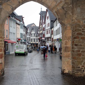Blick durchs Orchheimer Tor auf die Innenstadt von Bad Münstereifel.
