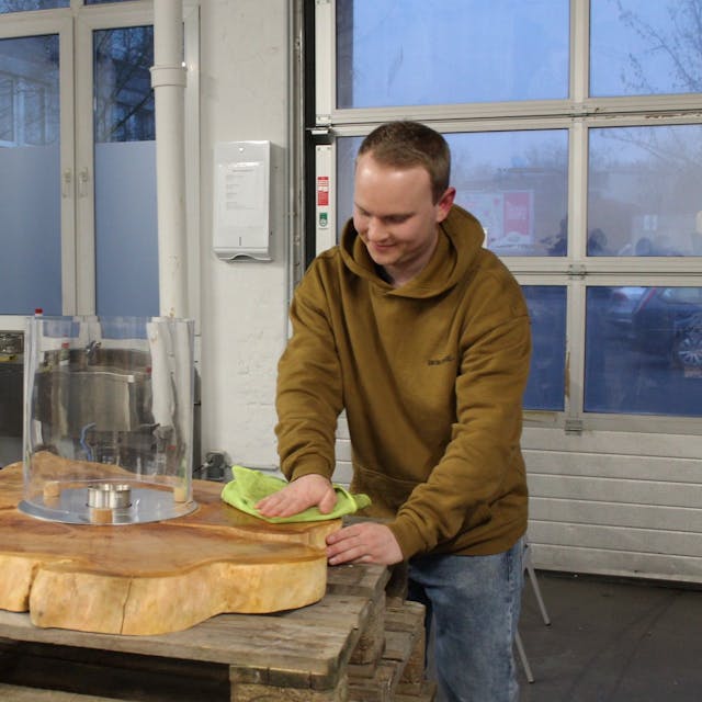 Werkstatt Ausbesserungswert Leverkusen im Probierwerk Opladen

Micha Rees (27) arbeitetet jeden donnerstags an seinem Ethanol-Brenntisch in Form einer Kirschbaum-Scheibe.