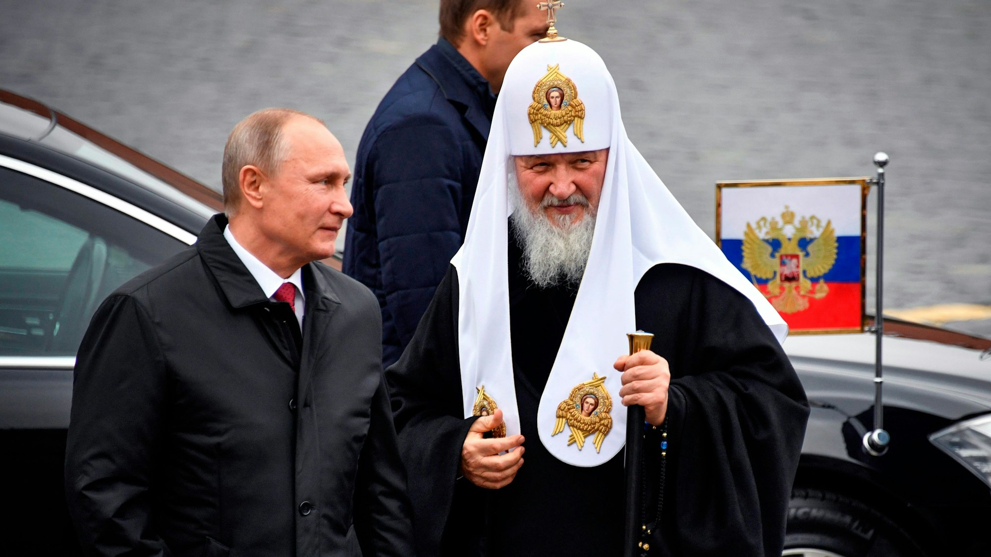 Der russische Präsident Wladimir Putin (l) und der Vorsteher der Russischen-Orthodoxen Kirche, Patriarch Kyrill I.