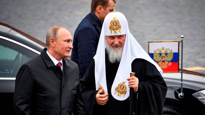 Der russische Präsident Wladimir Putin (l) und der Vorsteher der Russischen-Orthodoxen Kirche, Patriarch Kyrill I.