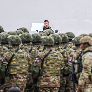 Wolodymyr Selenskyj, Präsident der Ukraine, spricht bei einer Militärparade vor der Sophienkathedrale zu den Soldaten.
