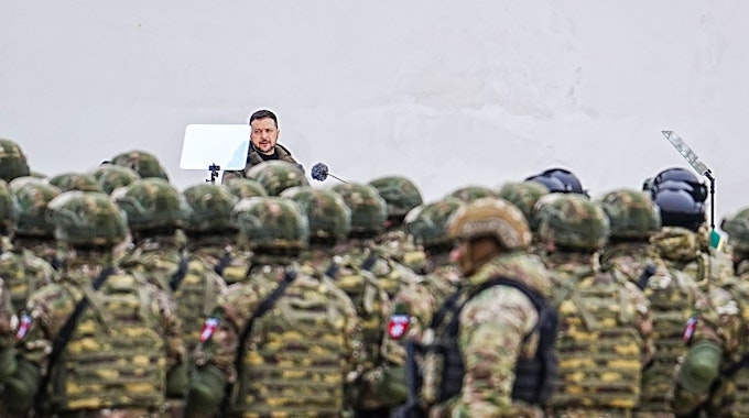 Wolodymyr Selenskyj, Präsident der Ukraine, spricht bei einer Militärparade vor der Sophienkathedrale zu den Soldaten.