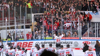 Iserlohn, 24.02.2023, Eishockey, Penny DEL, 56. Spieltag, Balver Zinn Arena, Iserlohn Roosters - Kölner Haie: Abschlussjubel der Haie nach dem 8:2 Sieg in Iserlohn.