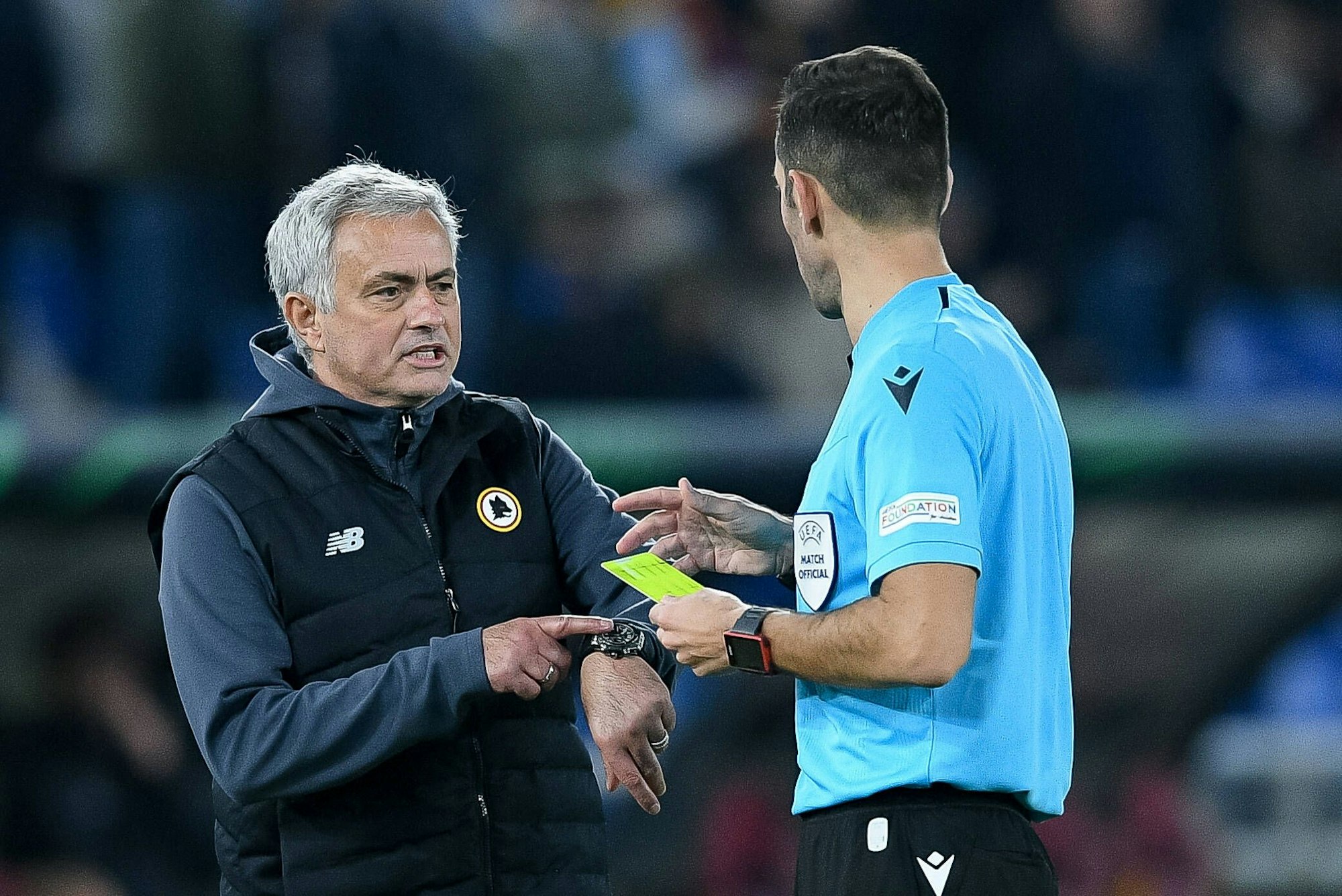 Jose Mourinho diskutiert mit dem Schiedsrichter.