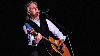 Paul McCartney spielt beim Glastonbury Festival auf einer akustischen Gitarre.