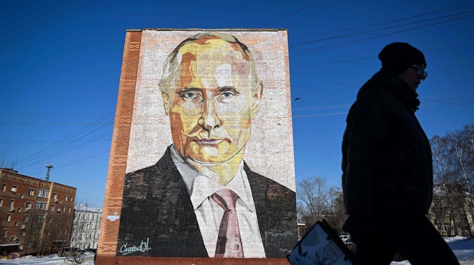 Das Konterfeit des russischen Präsidenten Wladimir Putin auf einer Hauswand im russischen Kashira, südlich von Moskau.