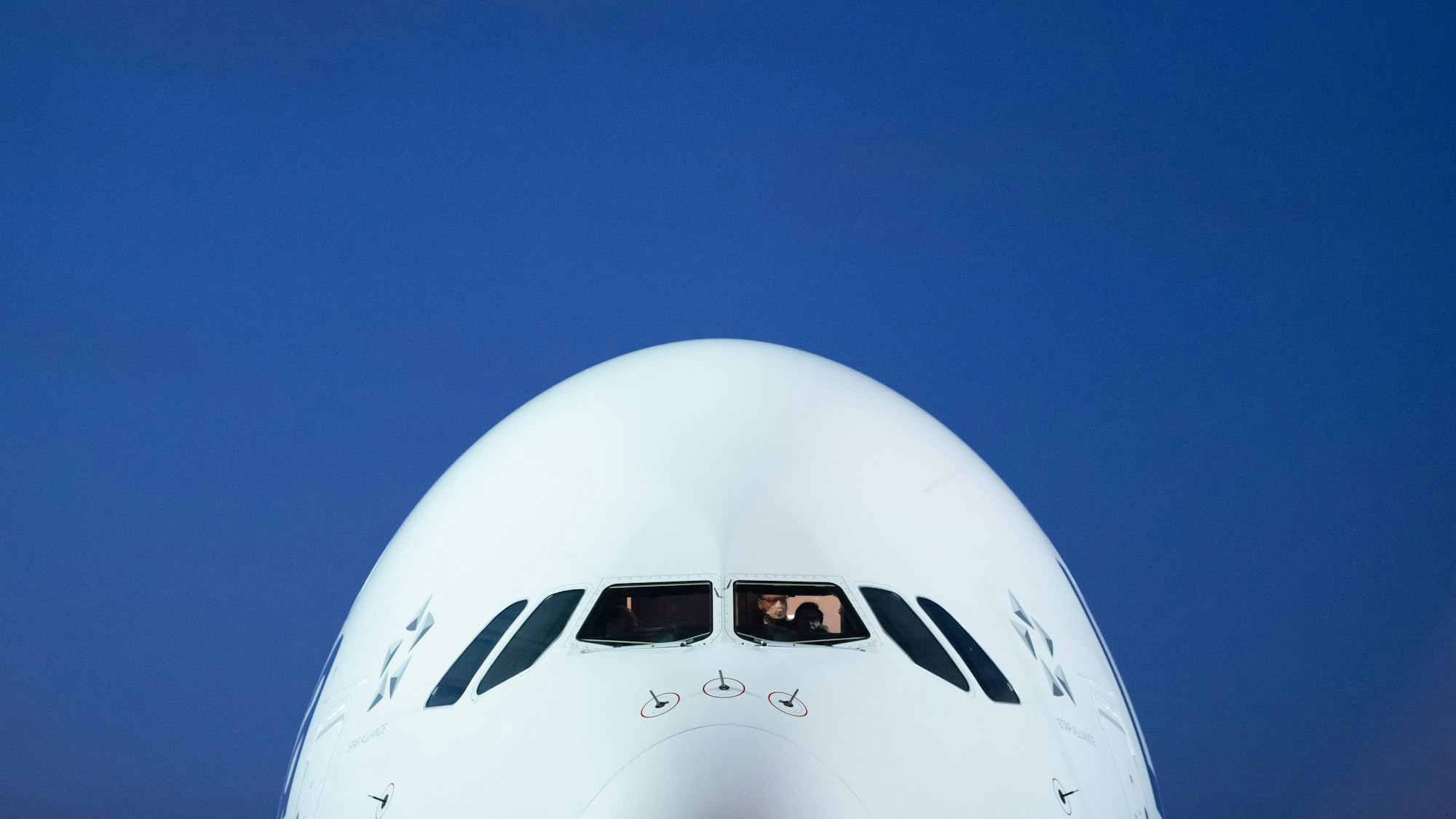 Ein Airbus A380 der Lufthansa steht nach der Landung am Flughafen in seiner Parkposition.