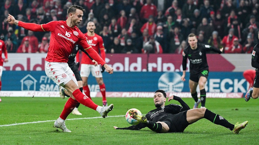 Gladbach verliert am Freitagabend (24. Februar 2023) das Bundesliga-Duell bei Mainz 05. Hier schießt der Mainzer Marcus Ingvartsen (l.) den Ball zum 2:0 ins Tor. Bensebaini kommt zu spät.