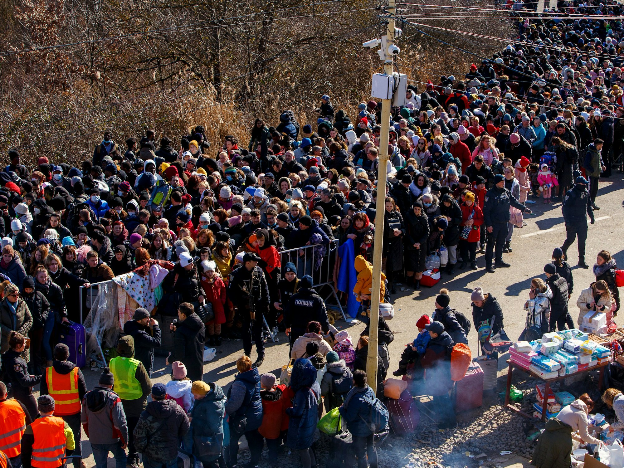 Menschen drängen sich an der ukrainisch-slowakischen Grenze.