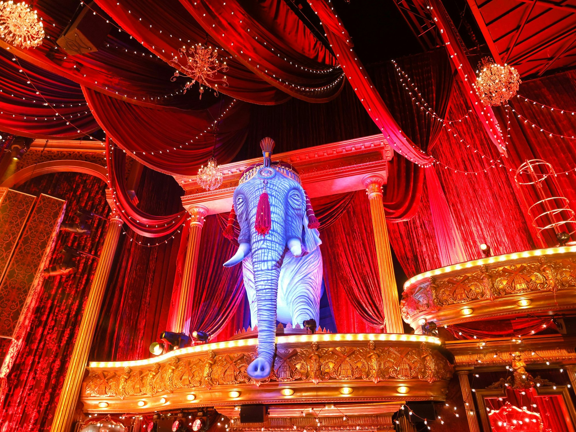 Ein großer blauer Elefant dominiert das Bühnenbild des Musicals Moulin Rouge im Musical Dome.