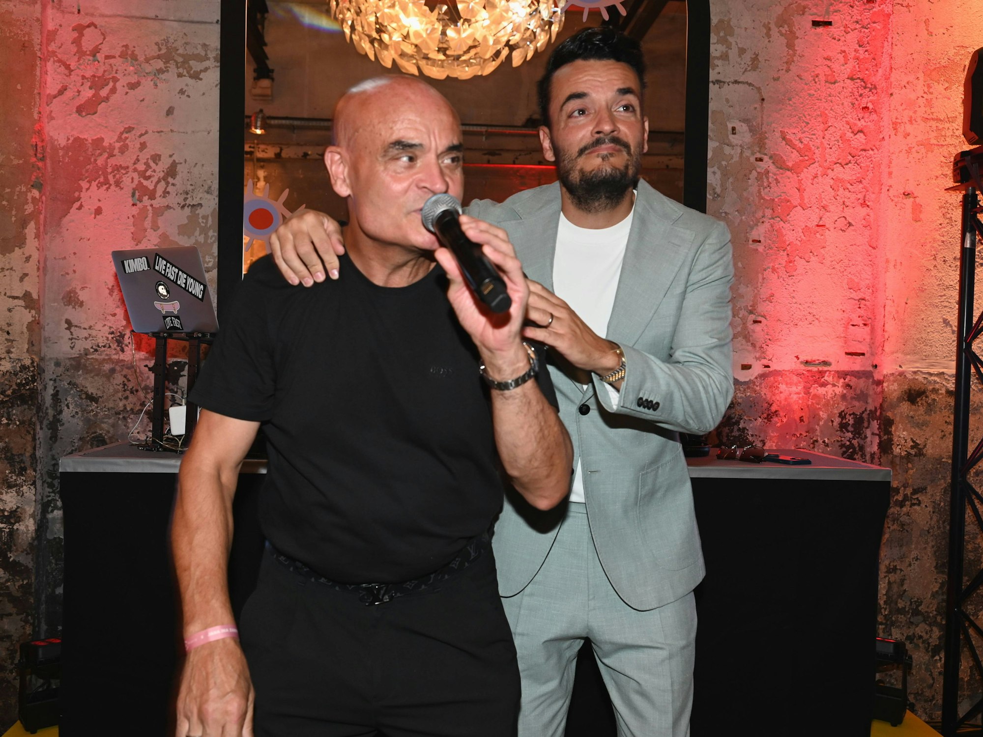 Giovanni Zarrella und sein Vater Bruno Zarrella singen bei einer Party.