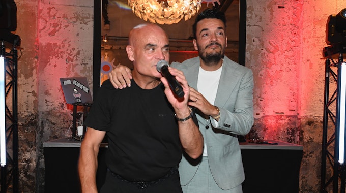 Giovanni Zarrella und sein Vater Bruno Zarrella singen bei einer Party.