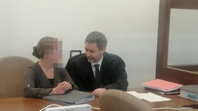 Das Foto zeigt die 31-Jährige beim Auftakt des Prozesses vor dem Kölner Landgericht. Sie spricht mit ihrem Verteidiger.