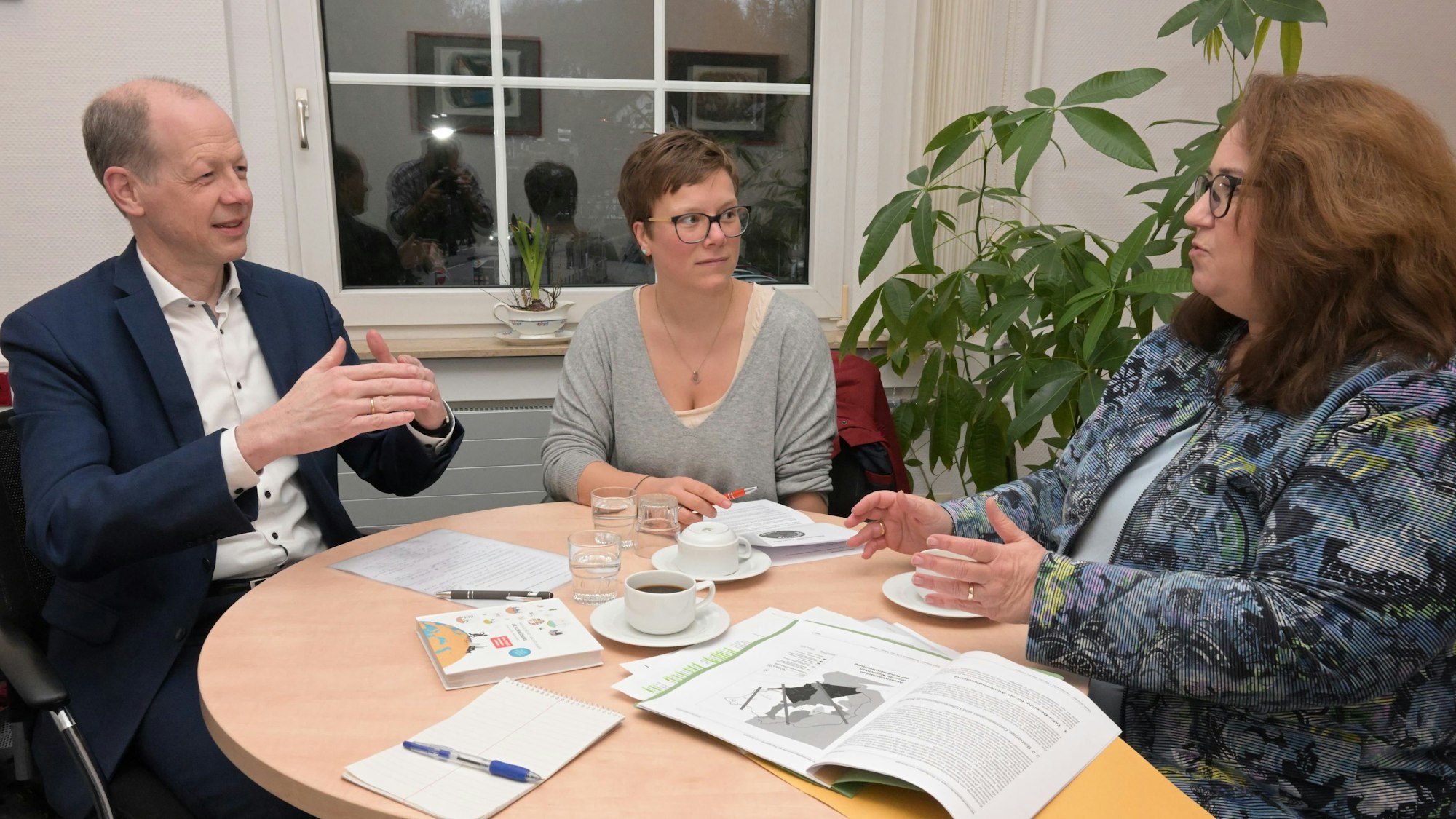 Bernd Hirschfeld und Jennifer Wagnersitzen mit Bürgermeisterin Bondina Schulze an einem Tisch und unterhalten sich.