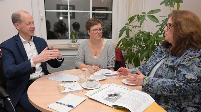 Bernd Hirschfeld und Jennifer Wagnersitzen mit Bürgermeisterin Bondina Schulze an einem Tisch und unterhalten sich.&nbsp;