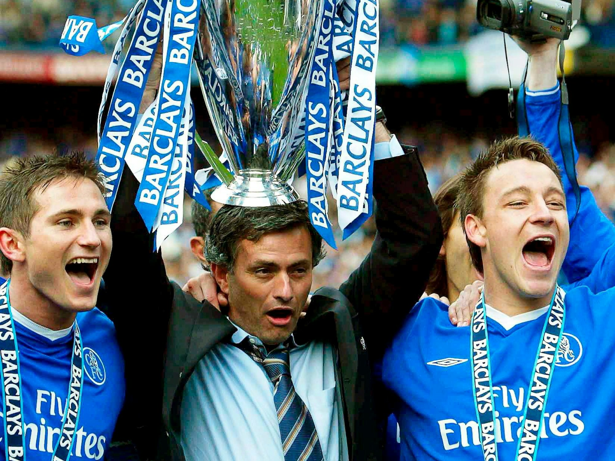 Jose Mourinho feiert mit Frank Lampard und John Terry den Gewinn der Premier League 2004/05.