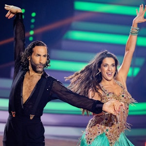Massimo Sinato und Sally Özcan tanzen bei „Let’s Dance“ und schauen in die Ferne.
