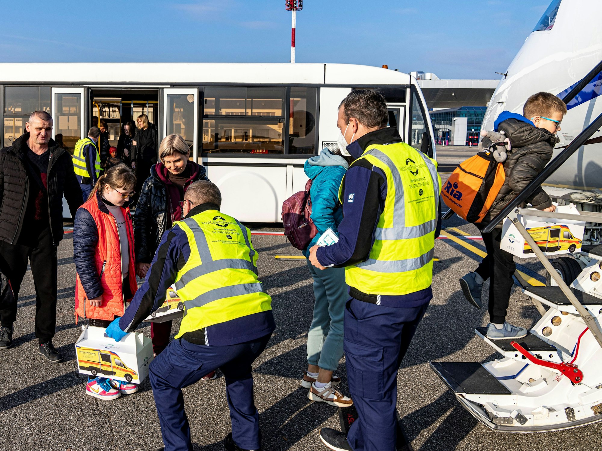 Kranke ukrainische Kinder und ihre Begleiter kommen zum Hilfsflug am Flughafen in Chișinău.