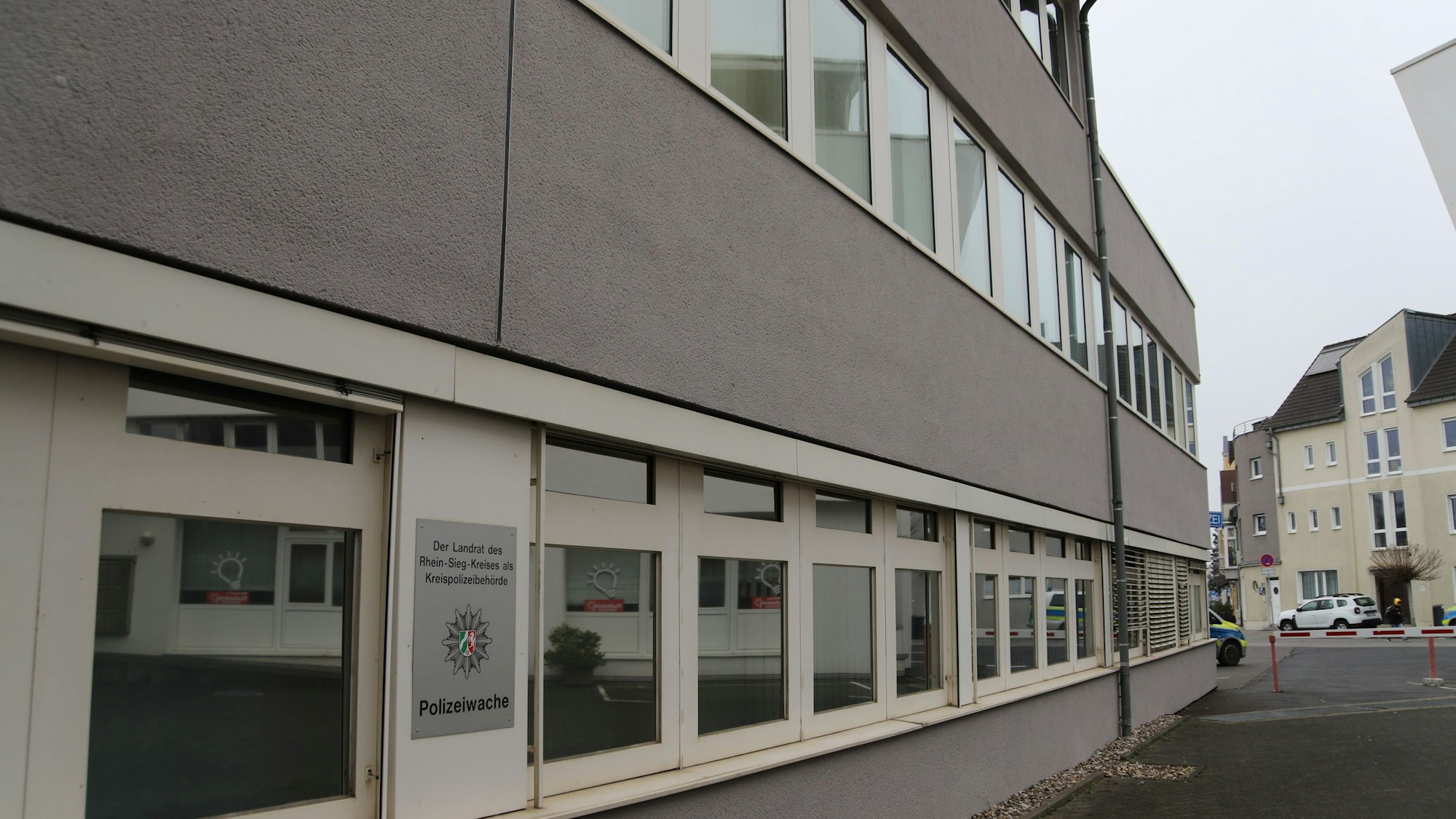 Die Polizeiwache in Troisdorf muss nach rund 40 Jahren saniert werden.