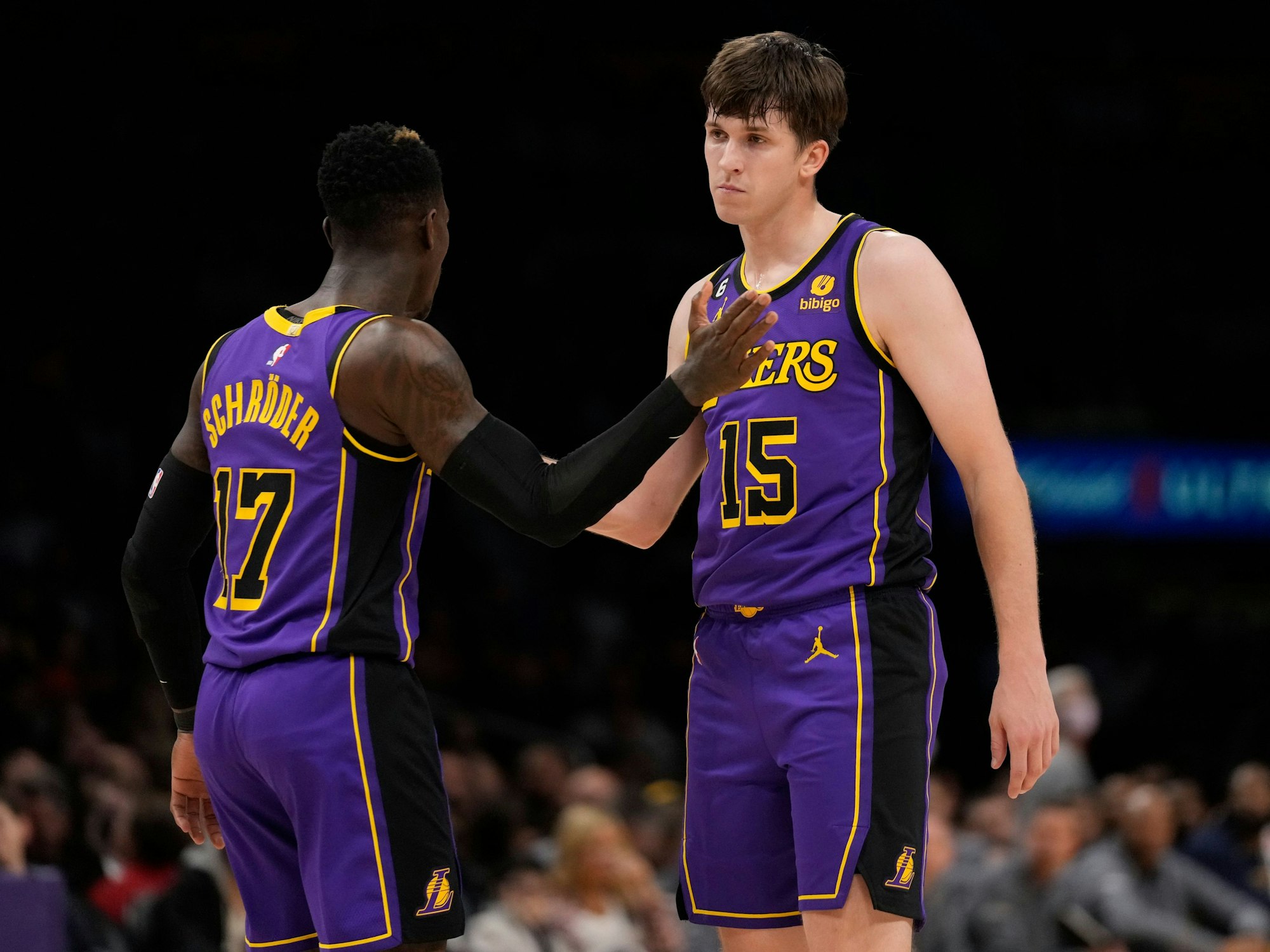 Dennis Schröder (l.) und Austin Reaves von den Los Angeles Lakers klatschen sich ab.