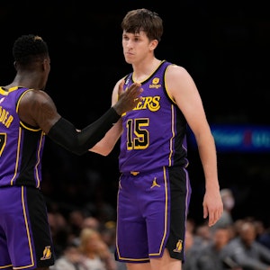 Dennis Schröder (l.) und Austin Reaves von den Los Angeles Lakers klatschen sich ab.