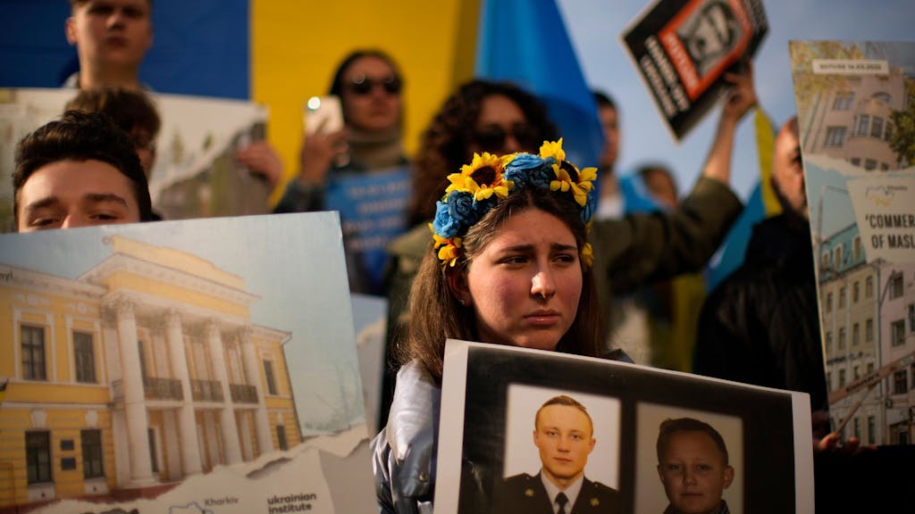 24.02.2023, Türkei, Istanbul: Teilnehmer einer Demonstration gegen Russlands Invasion in der Ukraine hören einer Rede zu. Die russische Armee hatte die Ukraine am 24.02.2022 überfallen.