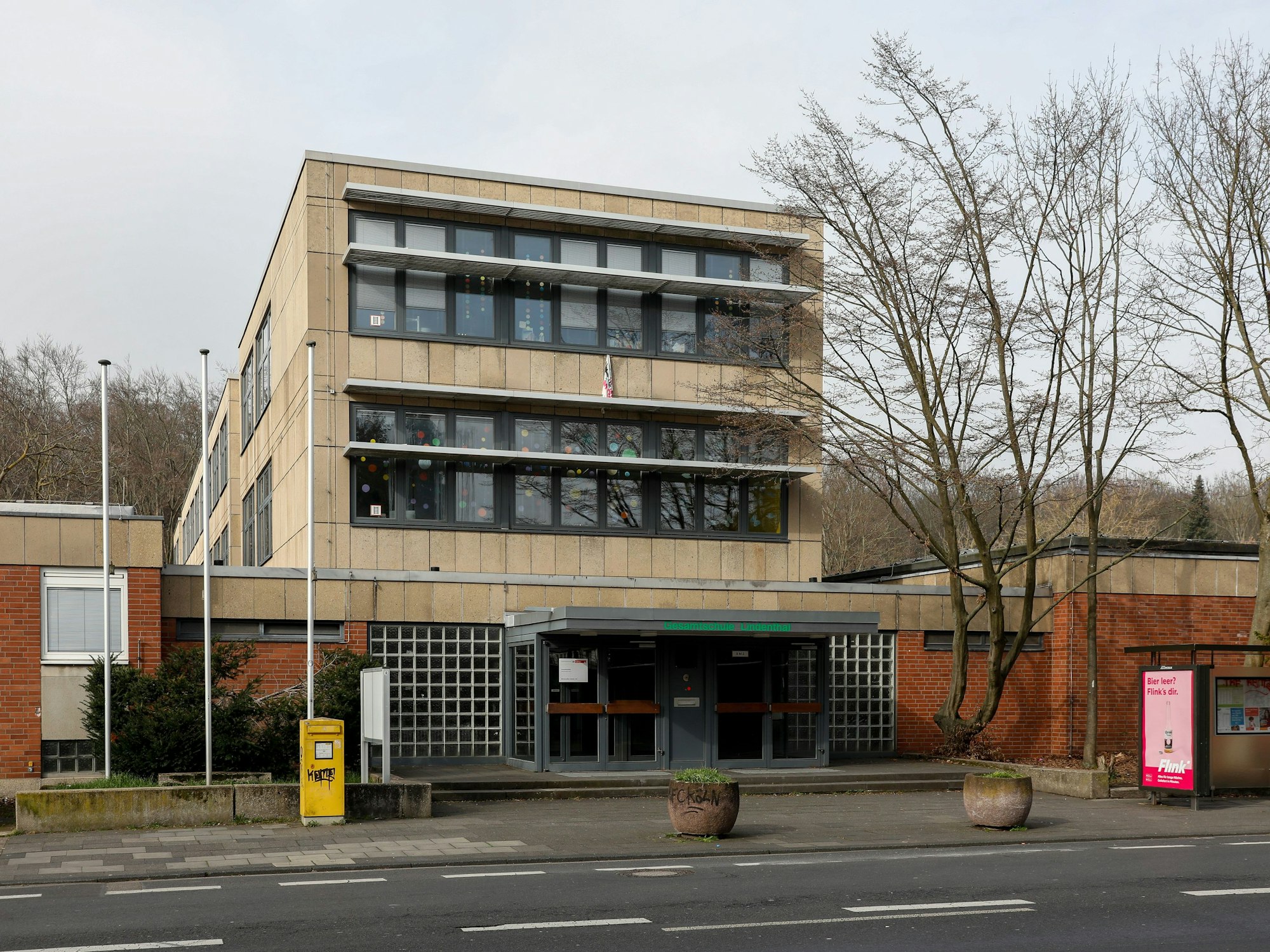 Der Haupteingang der Gesamtschule Lindenthal, in der die AfD ihren Parteitag veranstalten wollte.