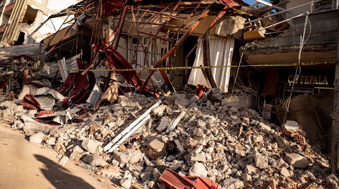 21.02.2023, Türkei, Pazarcik: Trümmer eines zusammengestürzten Haus liegen in der vom Erdbeben schwer getroffene Stadt Pazarcik in der Region Kahramanmaras.