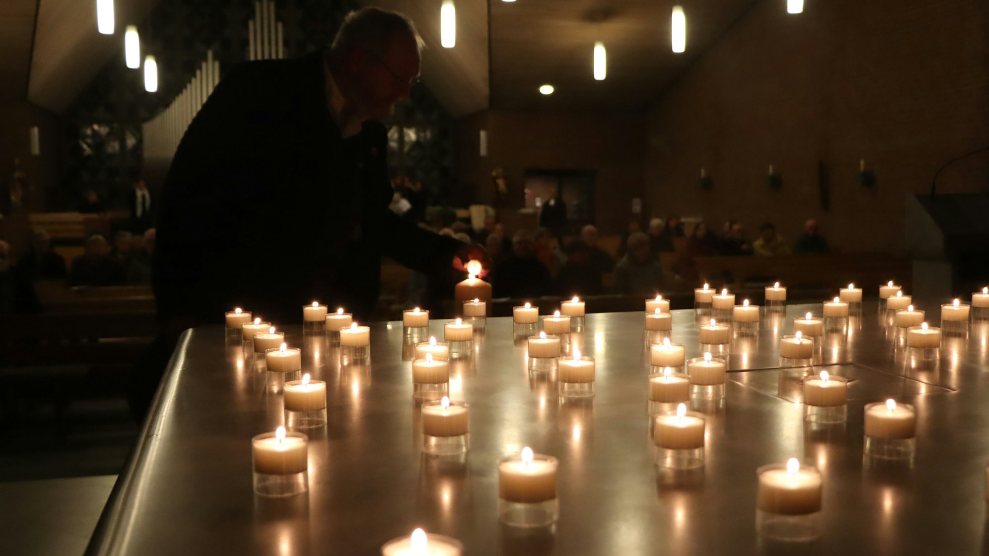 Viele Menschen waren in die Kirche St. Sebastian in Bornheim-Roisdorf gekommen, um für den Frieden zu beten und Kerzen anzuzünden.