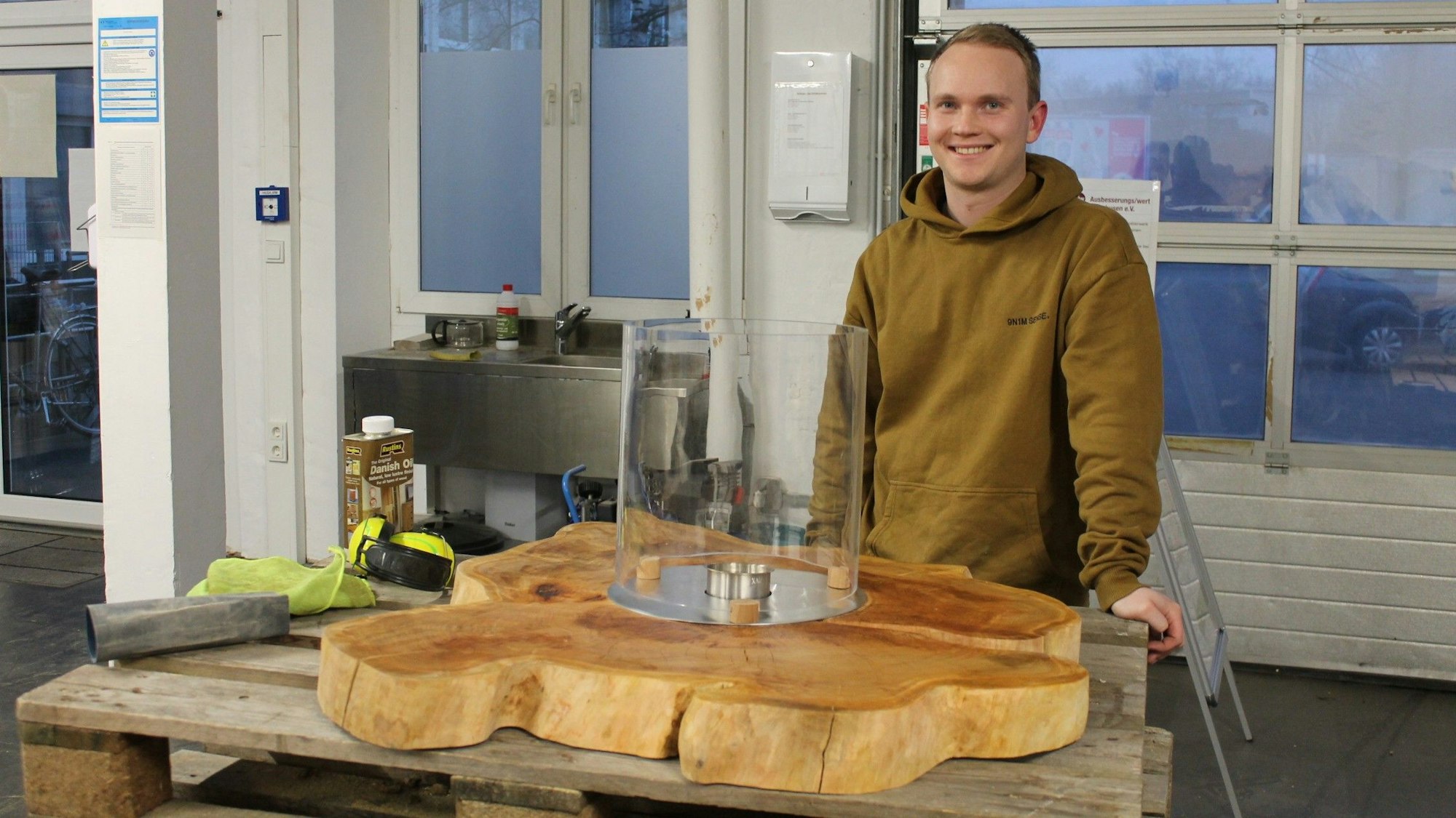 Micha Rees (27) arbeitetet jeden donnerstags an seinem Ethanol-Brenntisch in Form einer Kirschbaum-Scheibe.
