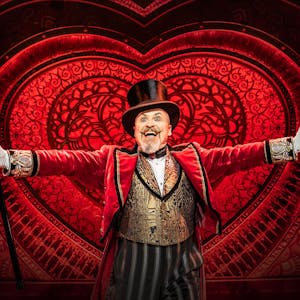 Gavin Turnbull als Harold Zigler im Musical „Moulin Rouge“