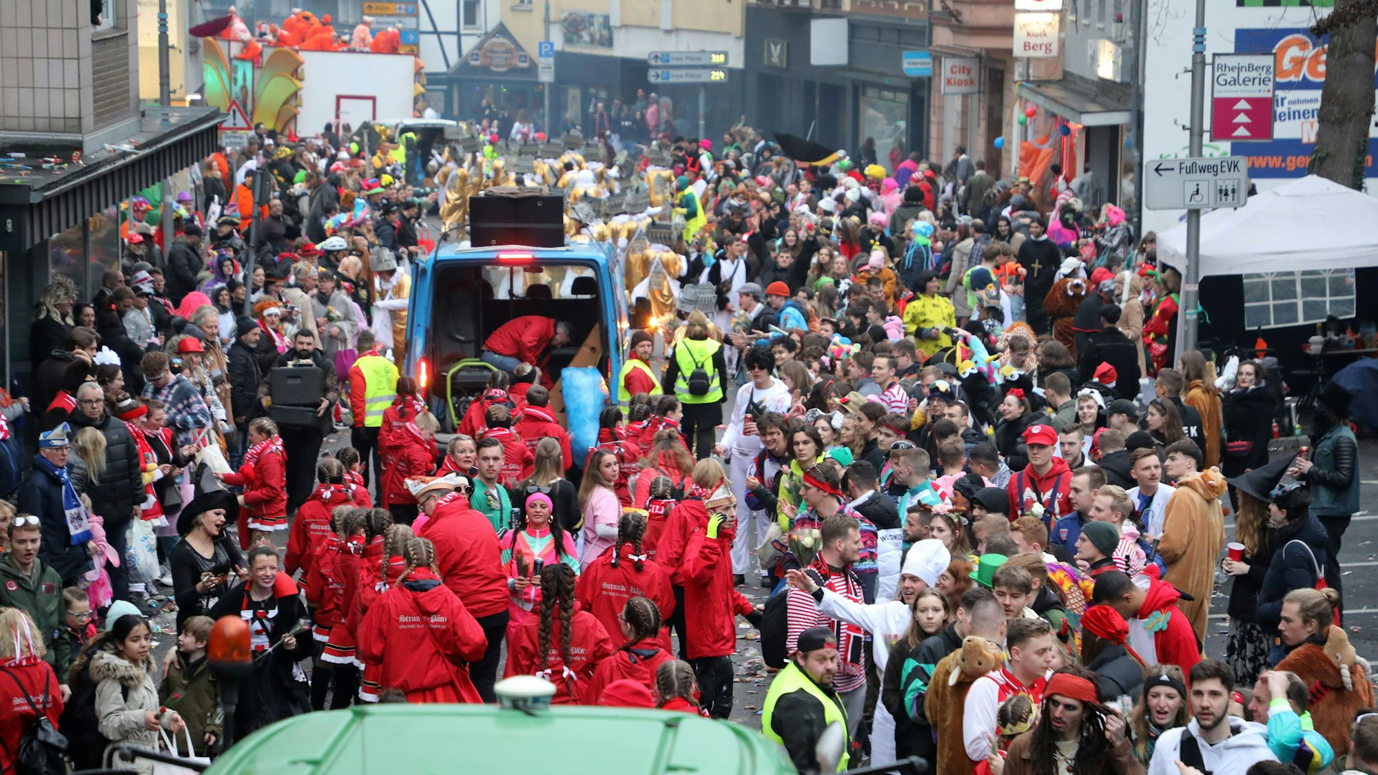 Hunderte Jecke stehen am Rand des Bergisch Gladbacher Karnevalssonntagszugs in der oberen Hauptstraße