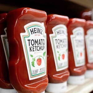 Heinz-Ketchup in einem Supermarkt-Regal.
