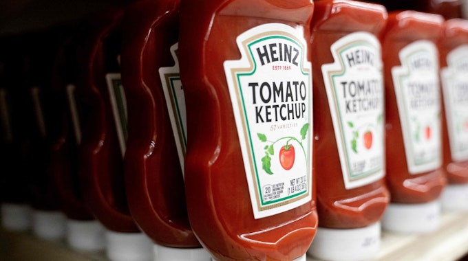Heinz-Ketchup in einem Supermarkt-Regal.
