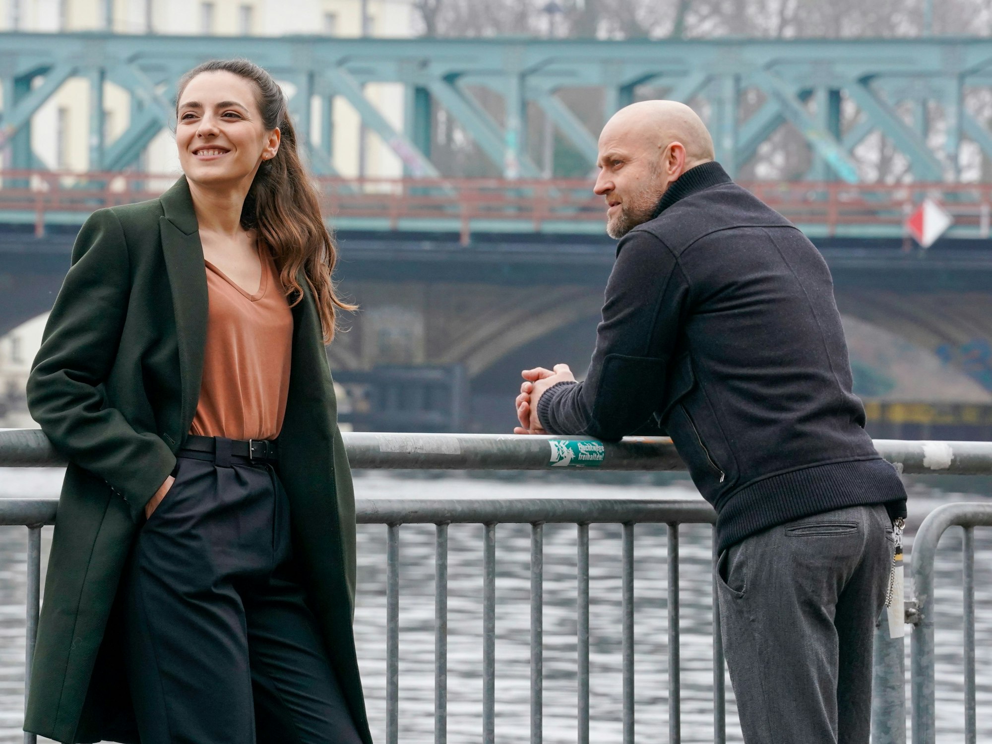 Robert Heffler (Jürgen Vogel) und Kay Freund (Seyneb Saleh) stehen am Ufer eines Flusses.