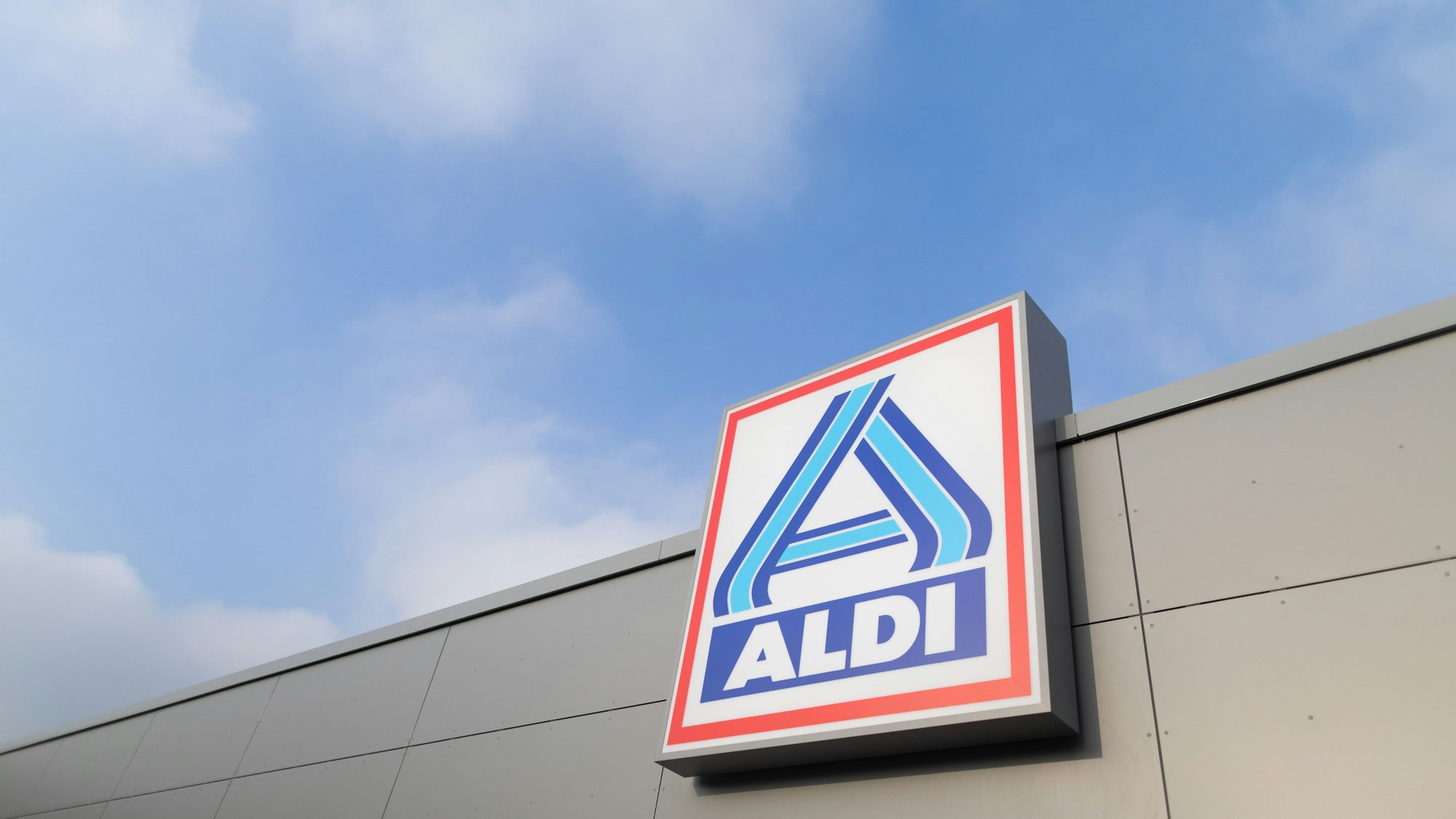 Blick auf das Firmen-Logo von Aldi-Nord.