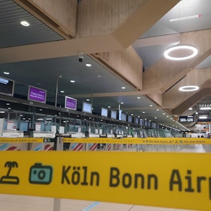 Leere Eurowings-Schalter am Flughafen Köln/Bonn.