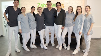Auf dem Foto ist das Zahnarztteam von Alexander Zalesski zu sehen. Er beschäftigt drei junge Frauen, die aus der Ukraine geflüchtet sind.