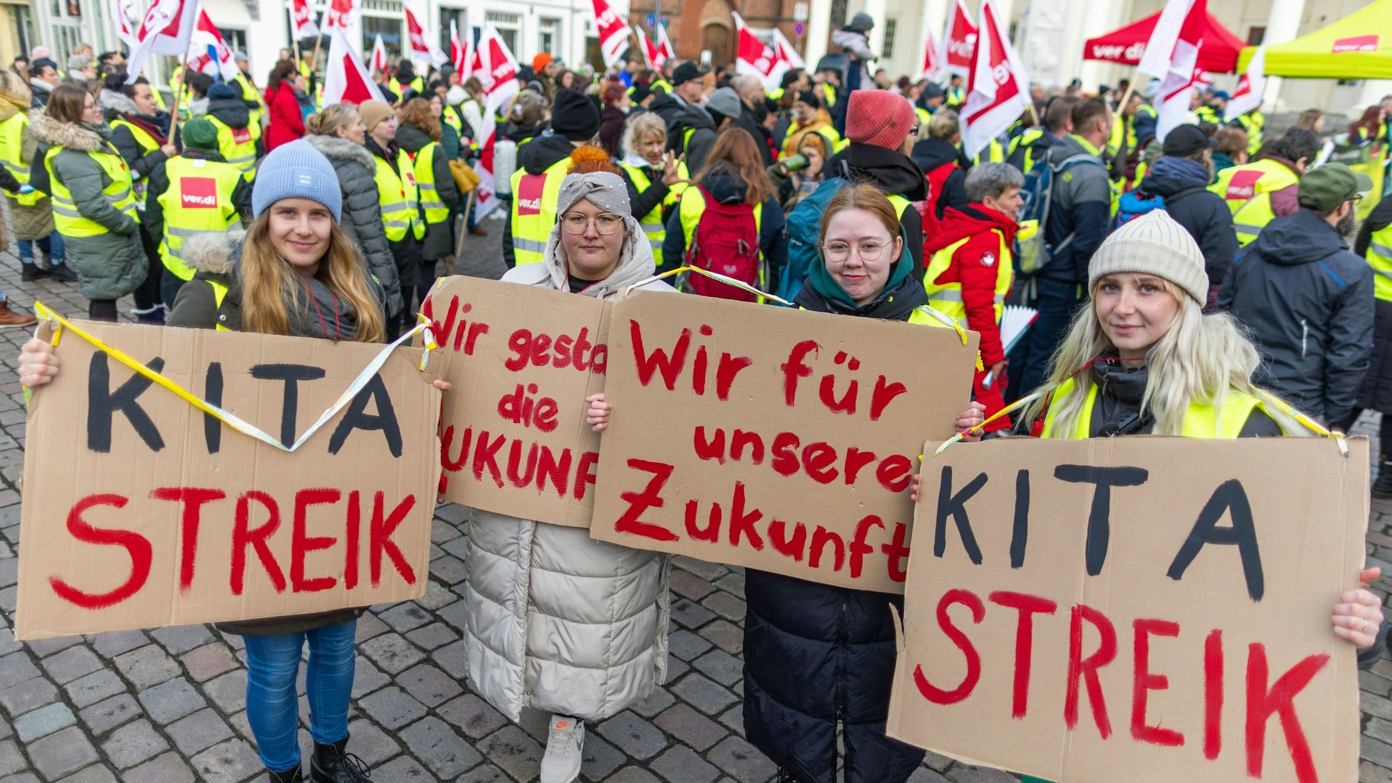 Schwerin: Hunderte Gewerkschaftsmitglieder beteiligen sich an einer Kundgebung in der Innenstadt.