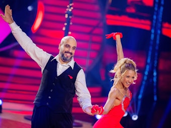 Abdelkarim, Comedian, und Kathrin Menzinger, Profitänzerin, tanzen in der RTL-Tanzshow "Let's Dance" 2023.
