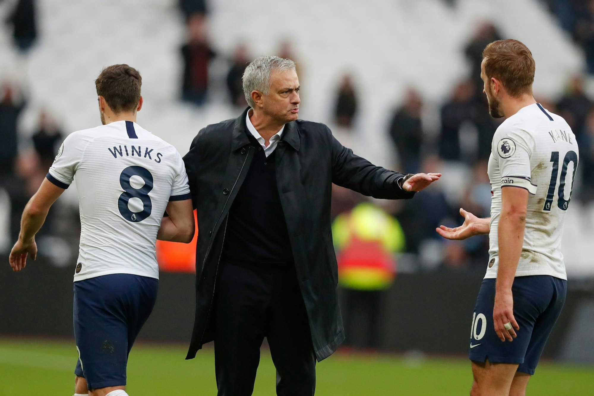Jose Mourinho schlägt seine Spieler Harry Kane und Harry Winks ab.