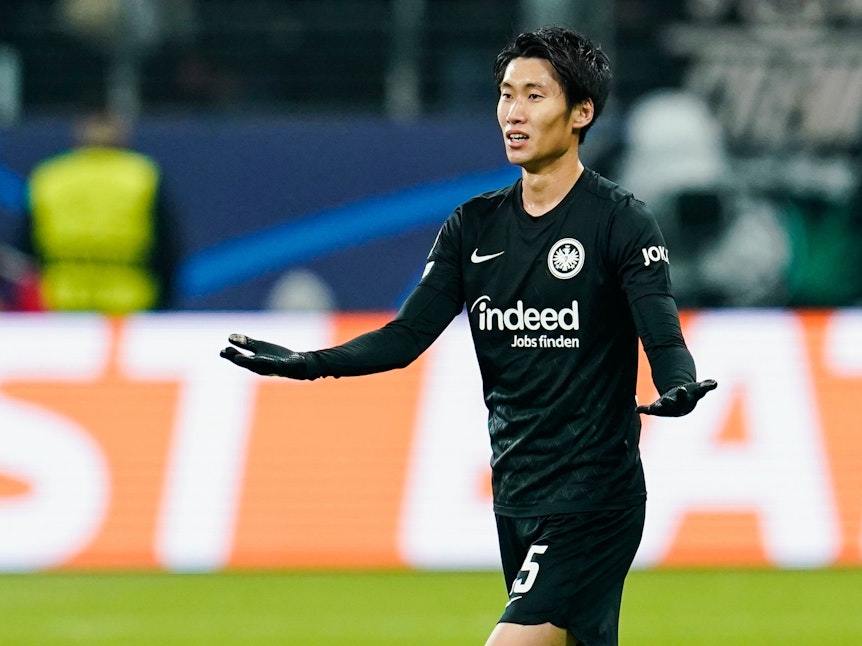 Eintracht-Star Daichi Kamada hebt fragend seine Arme.
