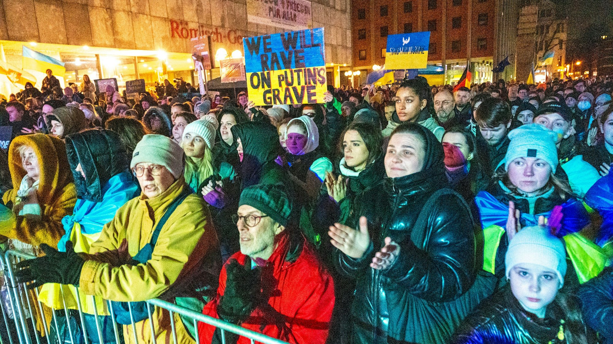 24.02.2023, Köln: Auf dem Roncalli-Platz findet eine Großdemo zum Jahrestag des Ukrainekrieges statt. Foto: Uwe Weiser
