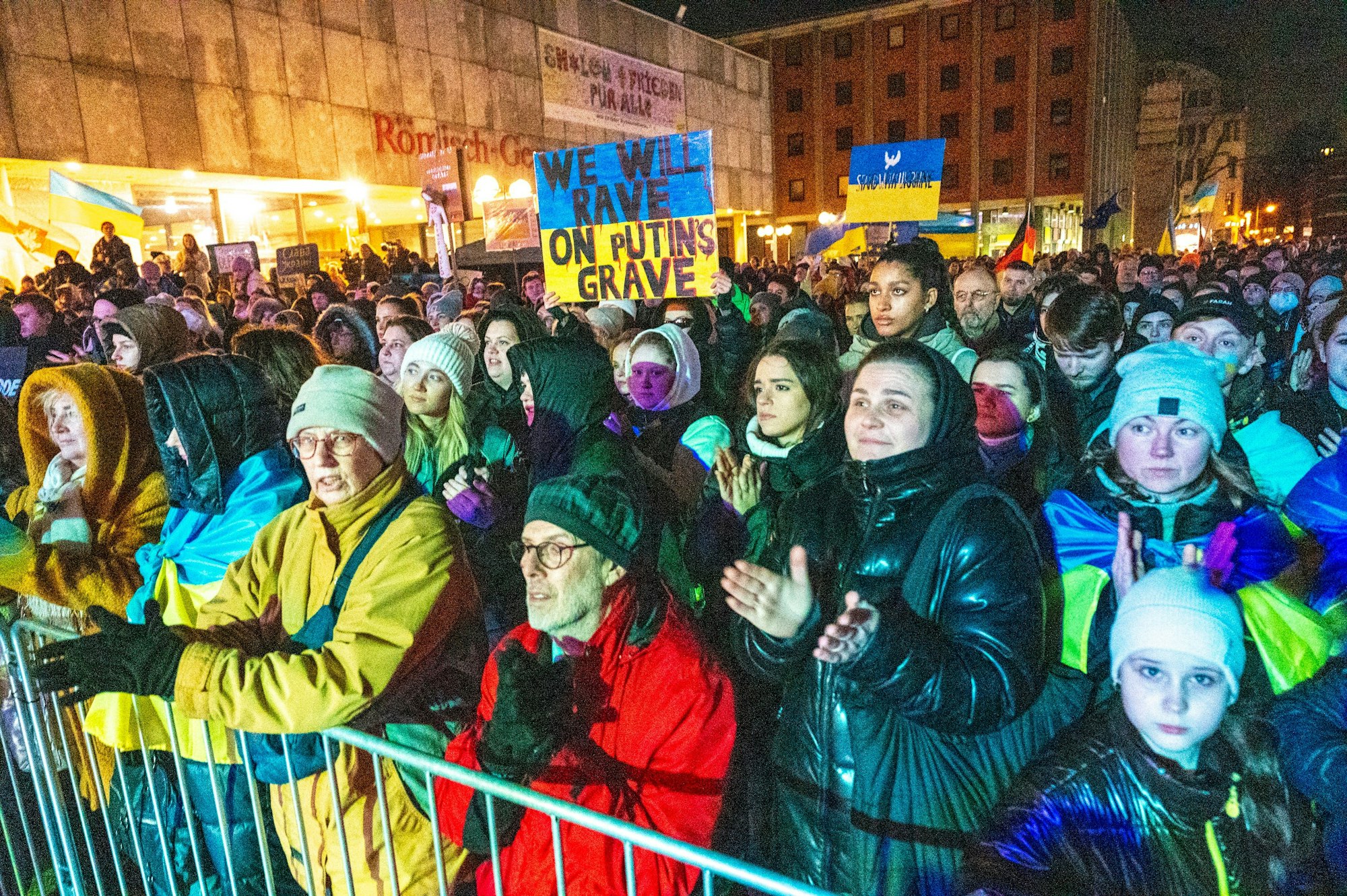 Auf dem Roncalli-Platz findet eine Großdemo zum Jahrestag des Ukrainekrieges statt.