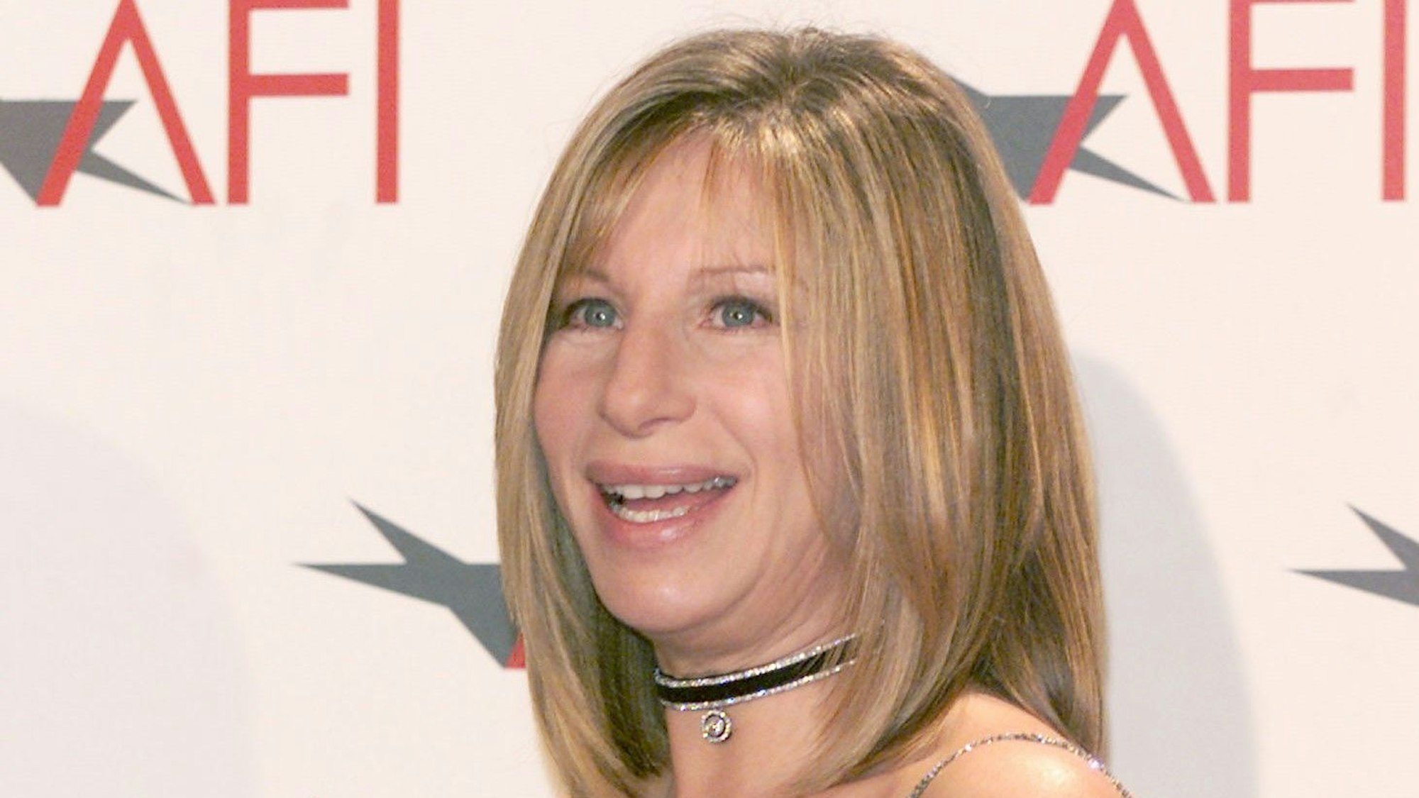 Barbra Streisand lacht.