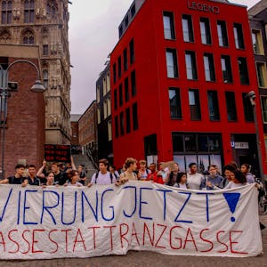 Schüler und Eltern des Gymnasiums Kreuzgasse mit einem Tranparent vor dem Rathaus auf dem Altern Markt in Köln. Foto: Thilo Schmülgen